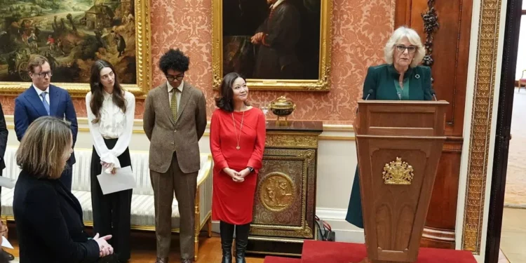 A LEGEND ALWAYS ON FUN DAME SMITH