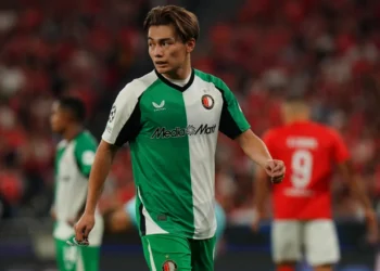 ALERTA DE LESIONES: El delantero del Feyenoord Ayase Ueda, descartado hasta 2025 por lesión en la pierna