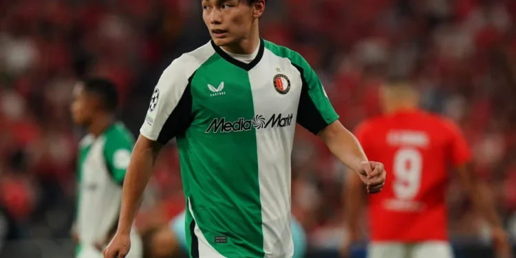 ALERTA DE LESIONES: El delantero del Feyenoord Ayase Ueda, descartado hasta 2025 por lesión en la pierna