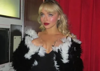 Sabrina Carpenter’s attire generates speculation: she’s sending a powerful message to her famous ex.