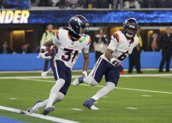 Broncos start strong, but blow a late lead and fail to clinch a playoff berth in a tough defeat