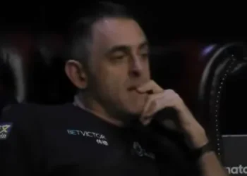 ROCKET CRASH: Ronnie O’Sullivan WITHDRAWS and ‘throws cue in the bin’ after bizarre antics at Championship League Snooker