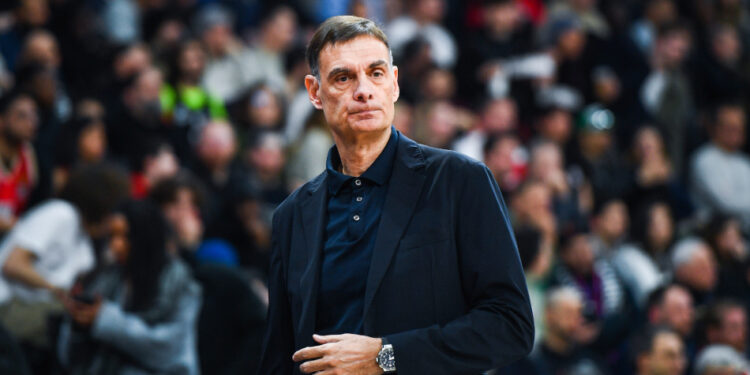 Ο προπονητής του Ολυμπιακού, Γιώργος Μπαρτζώκας, επαινεί τον Έβαν Φουρνιέ μετά τη νίκη επί της Παρί.