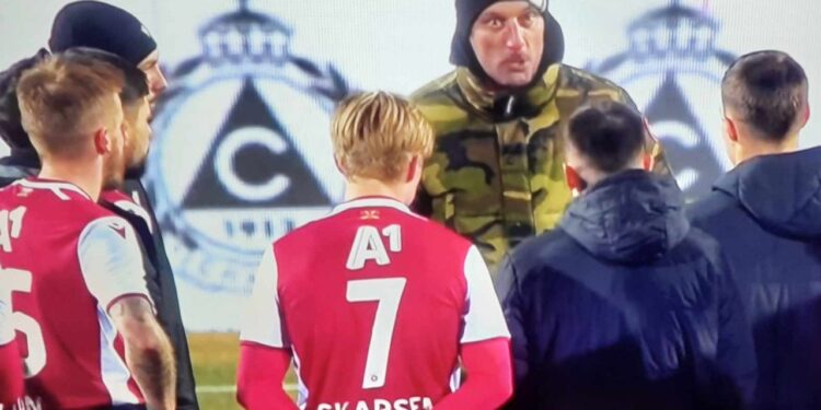 ПРИЗОВ ЗА ДЕЙСТВИЕ: Феновете на ЦСКА трябва да се обединят срещу примитивното поведение и да подкрепят отбора с класа. Прочетете повече от статията на 👇👇👇