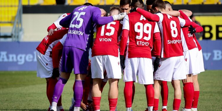 МАГИЯ В ХАЛФОВАТА ПОЛИНА: Наелектризиращото завръщане на Улаус запали сезона на ЦСКА и остави феновете без дъх! Научете повече на 👇👇👇 