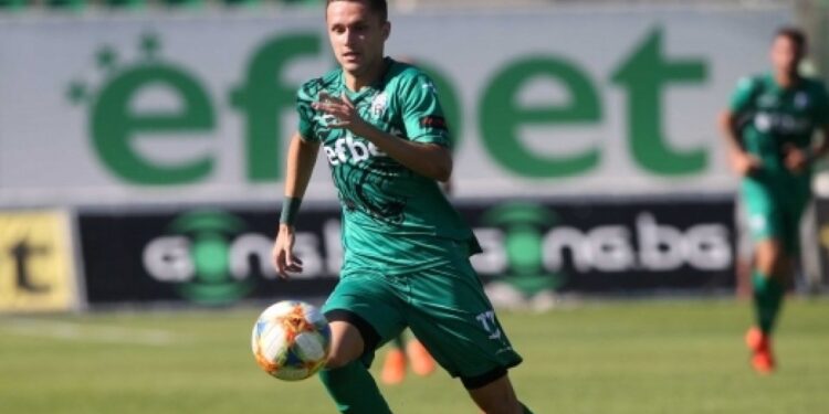 Ботев Пловдив ще подпише с играча на Пирин Благоевград Запро Динев през лятото като свободен агент, след като отказа предложението на Пирин за нов договор, за да се присъедини към Ботев Пловдив през лятото