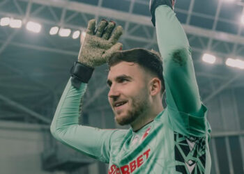 EXCLUSIV Bunicul l-a făcut să țină cu Dinamo! Portarul revelație din SuperLigă a recunoscut: ”Voiam să îi fac în ciudă”. Citiți mai multe despre articol la 👇👇👇