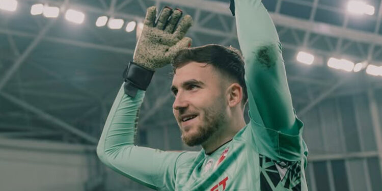 EXCLUSIV Bunicul l-a făcut să țină cu Dinamo! Portarul revelație din SuperLigă a recunoscut: ”Voiam să îi fac în ciudă”. Citiți mai multe despre articol la 👇👇👇