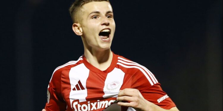 ЦСКА София предлага 15 милиона за гръцкия талант Музакитис, като той подписва седемгодишен договор, документите почти готови, а полетът за България е насрочен