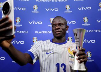 г Н’Голо Канте поиска номер 7 и много ниска заплата, за да се присъедини към Левски София, тъй като е израснал, гледайки клуба, и иска да се пенсионира в Левски София