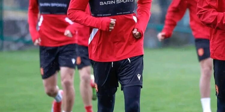 Медицинският екип на националния отбор на България потвърди, че Николай Минков е счупил пръста на крака срещу Ирландия и ще отсъства няколко седмици