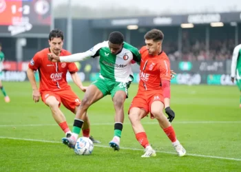 Barcelona geïnteresseerd in Feyenoord-tiener Givairo Read voor backpositie.