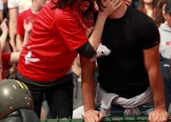 СПОР ЗА ЦЕЛУВКИТЕ НА ФЕНКИ! 🚨 ПРИВЪРЖАТЕЛКА НА ЦСКА ПРЕДИЗВИКА СЪМЪРШЕНИЕ С НЕОЧАКВАНО ЗАКЛЮЧВАНЕ НА УСТНИ НА СЛУЧАЙЕН ФОТОГРАФ ПО ВРЕМЕ НА ПРАЗНУВАНЕ НА ГОЛ! 😳