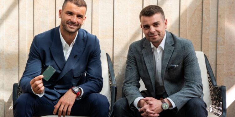 ТЕНДЕНЦИЯ ОСНОВНО: “Най-обичаният тенисист подписа многогодишно удължаване с…”