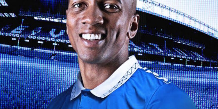 Българският отбор Левски София иска бившия капитан на Манчестър Юнайтед Ашли Янг, тъй като той иска да напусне Евертън