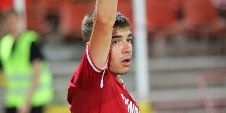 Звездата на ЦСКА София Станислав Шопов разделя своите доходи на две и всички доходи от националния отбор, за да подпомага нуждаещите се в България