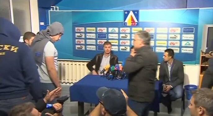 Левски София санкционира два треньорски щаба за насилствено поведение в съблекалнята, нещо, което клубът смята за позорно