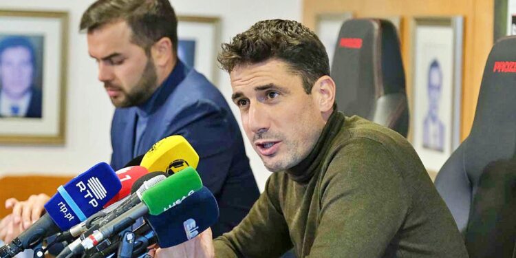 Хулио Веласкес: Нуждая се от друг играч на тази позиция, той симулира контузия, за да ходи в клуб с момичета, не е сериозен и трябва да бъде заменен през лятото