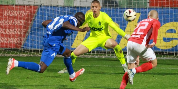 Левски никога не го е правил срещу Числата, но Сангаре – да! Хулио няма право днес да го пипа