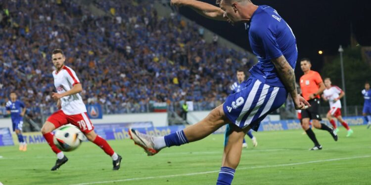 Какво става в Левски? След Фабиен и Цунами, сега и голмайсторът на сините извън групата за Кърджали