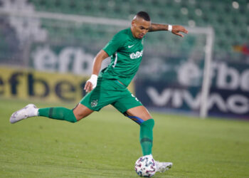 “Вердон удари в точния момент: Лудогорец поведе преди почивката!”