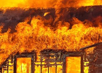 Пожарникарите не успяха да спасят семейната къща на треньора на ЦСКА София Александър Томаш, изгоря до основи заради електрическа авария