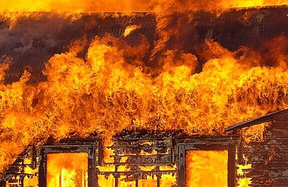 Пожарникарите не успяха да спасят семейната къща на треньора на ЦСКА София Александър Томаш, изгоря до основи заради електрическа авария