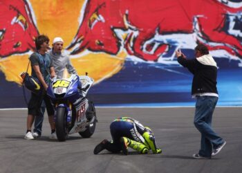The Day MotoGP Titans Stole Tom Cruise’s Thunder: Rossi vs. Stoner – A Rivalry Forged in Fire