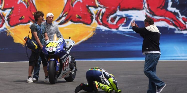 The Day MotoGP Titans Stole Tom Cruise’s Thunder: Rossi vs. Stoner – A Rivalry Forged in Fire