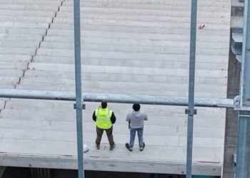 План за бъдещето: Изпълнителният директор на ЦСКА и инженер обсъждат обновяването на стадиона