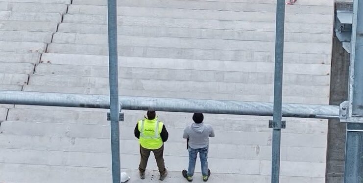 План за бъдещето: Изпълнителният директор на ЦСКА и инженер обсъждат обновяването на стадиона