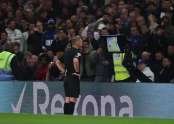 Челси нанесе 16-ото поражение на Тотнъм за сезона и измести Ман Сити и Нюкасъл