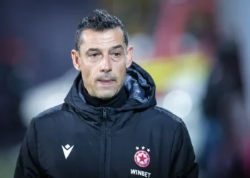 Напрежението нараства в съблекалнята на ЦСКА София, след като треньорът Александър Томаш казва на халф, че единствената причина никой да не се гордее с теб е, защото никой не се гордее с провал