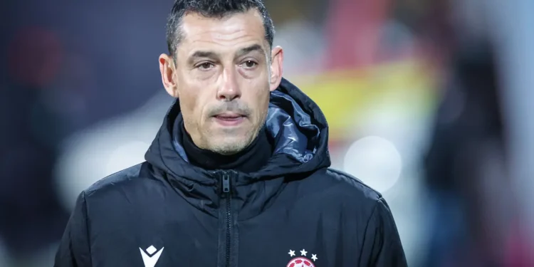 Напрежението нараства в съблекалнята на ЦСКА София, след като треньорът Александър Томаш казва на халф, че единствената причина никой да не се гордее с теб е, защото никой не се гордее с провал