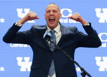 Kentucky wildcats coach Mark Pope commits his contract, with improved wages, making him one of the highest earning coaches in baseball