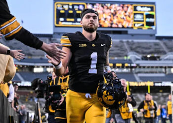 Iowa football transfer QB in talks with Big Ten contender Michigan Wolverines
