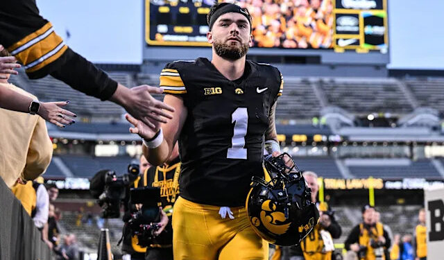 Iowa football transfer QB in talks with Big Ten contender Michigan Wolverines