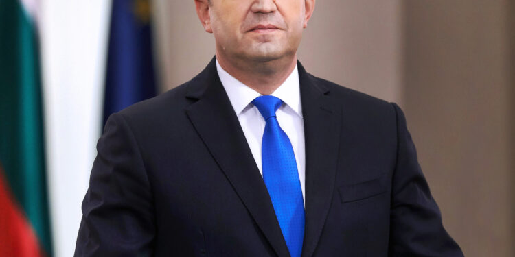 Българският президент Румен Георгиев Радев определя курс за увеличаване на заплатите на работниците и минималната работна заплата