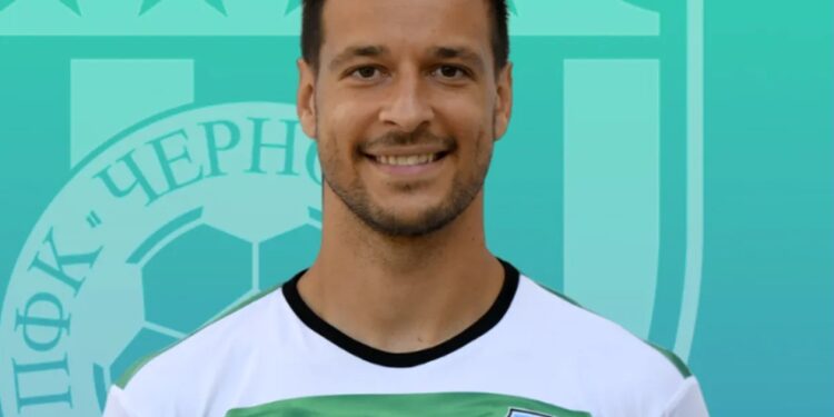 ЦСКА София иска да даде играч плюс пари за защитника на Черно море Варна Влатко Дробаров, за да подсили защитата си