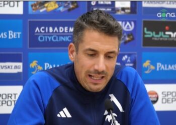 Веласкес: Сметките се правят в края на сезона, харесвам отбори като АрдаСтарши-треньорът на Левски – Хулио Веласкес, даде пресконференция преди утрешния мач с Арда на стадион “Георги Аспарухов” от 20:00 часа. Той засипа с похвали тима от Кърджали, като отличи треньора Александър Тунчев и нападателя Чинонсо Офор.   “Отборът е в добра кондиция, направихме отлична тренировъчна седмица. Няма да можем да разчитаме отново на Цунами, ще отсъстват още Карл Фабиен и Алекс Колев, които получиха контузии срещу Септември.    Изправяме се срещу отбор, който въпреки че загуби последния мач, преди това вкара 17 гола в 4 срещи. Предстои ни най-важният ни двубой, тъй като е следващият. Само може да си вкараш допълнително напрежение, ако мислиш отвъд следващия мач. Трябва да се движим в шампионата по начина, по който досега – ден за ден и мач за мач. Сметките се правят в края на сезона или когато чисто математически това е доказано.   Истината е, че пресаташето ме извести за тази статия на “Марка” пет минути преди пресконференцията. Доволен съм, че се говори за Левкси извън пределите на България. Това е благодарение на играчите и отговорността, която имат. Горд съм с моите играчи. Нашата работа е да помагаме и да поемаме отговорност.    Утре Сангаре ще започне, защото Алекс Колев е контузен. Това, което искам, е да вкара без да е бил преди това на пейката. Това не става само с желание, искам да отбележа, че той е изключително момче и положителен човек. Винаги се държи по един и същ начин, независимо дали играе.   Харесва ми да говоря на базата на опита, който имам с моите футболисти. От първия ден, в който съм тук, очевидно може да срещнеш всякакъв вид националности. Оттук насетне всеки има своите култури и особености. За мен основният елемент, на който всичко се базира, е уважението. Аз и моят щаб го виждаме това от първия ден – добър колектив  с положителна настройка и климат, без значение кой къде е роден.   Към този момент мислим за Арда, след това за Лудогорец. Относно трансфери, селекция – за това отговоря ръководството на клуба и скаутите, които са в постоянна комуникация. Всички те са наясно с начина ми на игра и принципите ми. На тази база извършват и наблюдават какво ще бъде полезно за Левски. Съзнавам моята отговорност и роля, която в момента е да извадя най-добрата версия на отбора, с който разполагам. Въпроси за подновяване на договори, трансфери – към ръководството и скаутите.   Доста добър отбор е Арда. Харесвам отбори, които се опитват повече да градят, отколкото да рушат. Треньорът на Арда е изключително възпитан и има добри идеи. Не е лесно да победиш в четири поредни срещи и да вкараш 17 гола. Има причина да се случи това и това е начинът, по който играят, когато притежават топката. Има един футболист, който е много важен и в двете фази на играта, и това е Офор. При липсата на този футболист, нещата изглеждат по друг начин. Разбира се, ние сме фокусирани най-вече в начина, по който ще изглеждаме ние, за да спечелим”, заяви Веласкес.