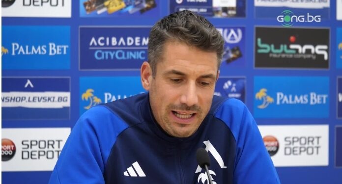 Веласкес: Сметките се правят в края на сезона, харесвам отбори като АрдаСтарши-треньорът на Левски – Хулио Веласкес, даде пресконференция преди утрешния мач с Арда на стадион “Георги Аспарухов” от 20:00 часа. Той засипа с похвали тима от Кърджали, като отличи треньора Александър Тунчев и нападателя Чинонсо Офор.   “Отборът е в добра кондиция, направихме отлична тренировъчна седмица. Няма да можем да разчитаме отново на Цунами, ще отсъстват още Карл Фабиен и Алекс Колев, които получиха контузии срещу Септември.    Изправяме се срещу отбор, който въпреки че загуби последния мач, преди това вкара 17 гола в 4 срещи. Предстои ни най-важният ни двубой, тъй като е следващият. Само може да си вкараш допълнително напрежение, ако мислиш отвъд следващия мач. Трябва да се движим в шампионата по начина, по който досега – ден за ден и мач за мач. Сметките се правят в края на сезона или когато чисто математически това е доказано.   Истината е, че пресаташето ме извести за тази статия на “Марка” пет минути преди пресконференцията. Доволен съм, че се говори за Левкси извън пределите на България. Това е благодарение на играчите и отговорността, която имат. Горд съм с моите играчи. Нашата работа е да помагаме и да поемаме отговорност.    Утре Сангаре ще започне, защото Алекс Колев е контузен. Това, което искам, е да вкара без да е бил преди това на пейката. Това не става само с желание, искам да отбележа, че той е изключително момче и положителен човек. Винаги се държи по един и същ начин, независимо дали играе.   Харесва ми да говоря на базата на опита, който имам с моите футболисти. От първия ден, в който съм тук, очевидно може да срещнеш всякакъв вид националности. Оттук насетне всеки има своите култури и особености. За мен основният елемент, на който всичко се базира, е уважението. Аз и моят щаб го виждаме това от първия ден – добър колектив  с положителна настройка и климат, без значение кой къде е роден.   Към този момент мислим за Арда, след това за Лудогорец. Относно трансфери, селекция – за това отговоря ръководството на клуба и скаутите, които са в постоянна комуникация. Всички те са наясно с начина ми на игра и принципите ми. На тази база извършват и наблюдават какво ще бъде полезно за Левски. Съзнавам моята отговорност и роля, която в момента е да извадя най-добрата версия на отбора, с който разполагам. Въпроси за подновяване на договори, трансфери – към ръководството и скаутите.   Доста добър отбор е Арда. Харесвам отбори, които се опитват повече да градят, отколкото да рушат. Треньорът на Арда е изключително възпитан и има добри идеи. Не е лесно да победиш в четири поредни срещи и да вкараш 17 гола. Има причина да се случи това и това е начинът, по който играят, когато притежават топката. Има един футболист, който е много важен и в двете фази на играта, и това е Офор. При липсата на този футболист, нещата изглеждат по друг начин. Разбира се, ние сме фокусирани най-вече в начина, по който ще изглеждаме ние, за да спечелим”, заяви Веласкес.