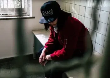 Пловдивчанка побесня, изгриза пейка в ареста