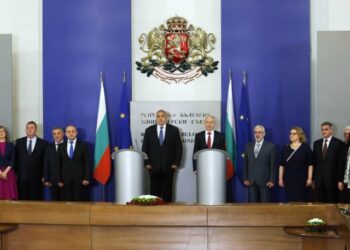 Българското правителство ще увеличи заплатите на държавните служители с пет процента