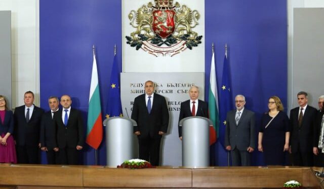 Българското правителство ще увеличи заплатите на държавните служители с пет процента