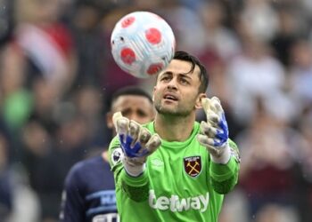 Левски София проявява интерес към резервен играч от Висшата лига, вратаря на Уест Хем Юнайтед, Фабиански, след като загуби титулярното си място в клуба, преди летния трансферен прозорец, преговорите продължават