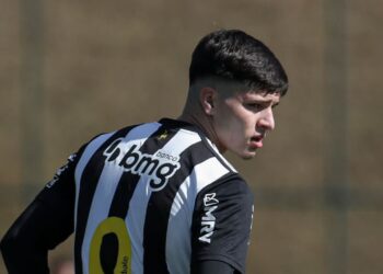 Καθώς πλησιάζει το καλοκαιρινό μεταγραφικό παράθυρο, ο ΑΠΟΕΛ εξασφαλίζει 6ετή συμφωνία με τον Βραζιλιάνο επιθετικό της Ατλέτικο Μινέιρο, Ισαάκ Αγκουιάρ Τόμιτς, ο οποίος πρόσφατα συγκρίθηκε με τον Έρλινγκ Χάαλαντ