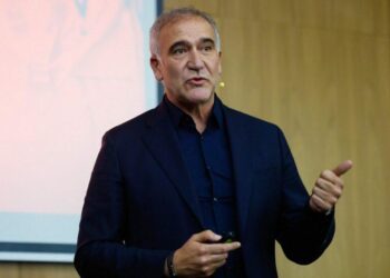 СИГНАЛИ ЗА ДИМ И ПРЕМЕСТВАЩИ СЕ ПЯСЪЦИ: Новият спортен директор на ЦСКА София 🔴⚪ се изказва за смутните моменти в българския футбол. Научете повече на 👇 👇 👇 