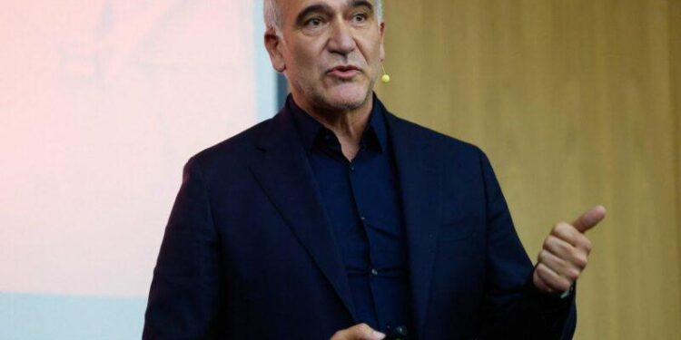 СИГНАЛИ ЗА ДИМ И ПРЕМЕСТВАЩИ СЕ ПЯСЪЦИ: Новият спортен директор на ЦСКА София 🔴⚪ се изказва за смутните моменти в българския футбол. Научете повече на 👇 👇 👇 