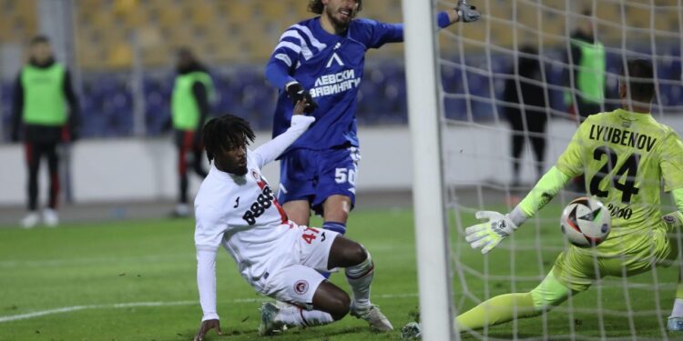 Какво става с тази звезда на Левски? За втори път се контузи след повиквателна от Илиан Илиев