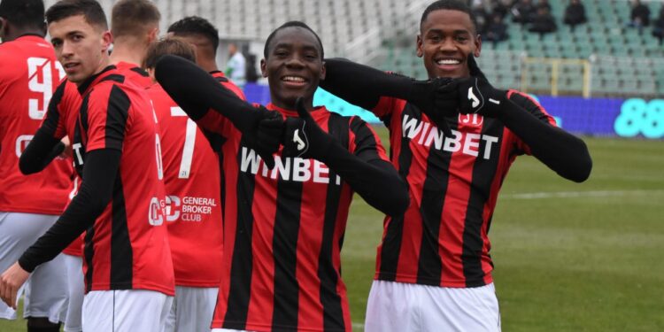 ТАЙНАТА НА СТРАННИЯ МАЧ! Ще успее ли Локо Пд да победи Ботев Вр без подкрепата на своите?!